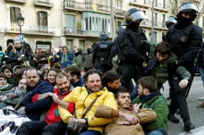 Hořící pneumatiky i blokovaná doprava. Katalánci se bouřili kvůli soudu se separatistickými politiky