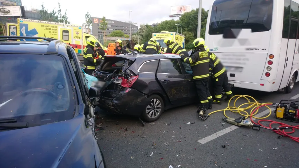 Honička v Praze skončila nehodou s šesti zraněnými
