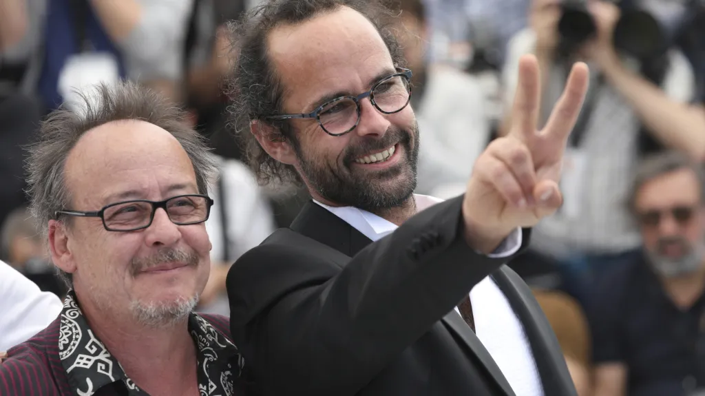 Cédric Herrou (vpravo) byl francouzským soudem ve středu osvobozen