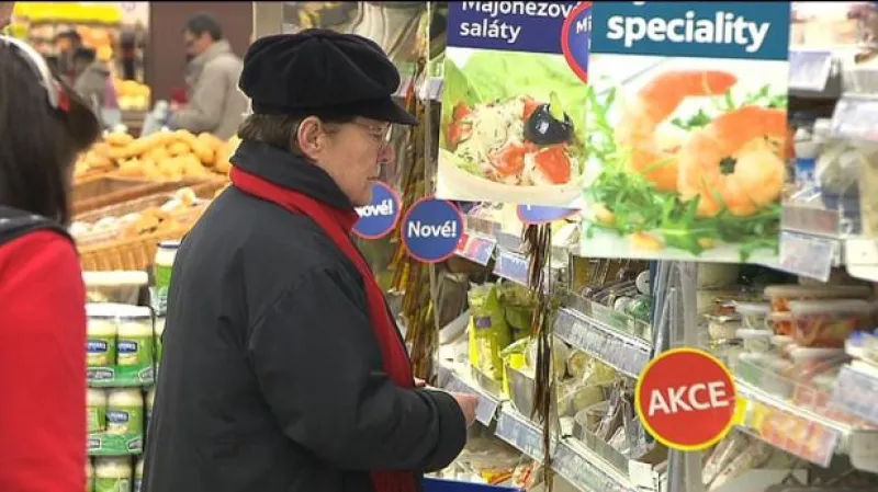 Lidé v obchodech platí méně než loni