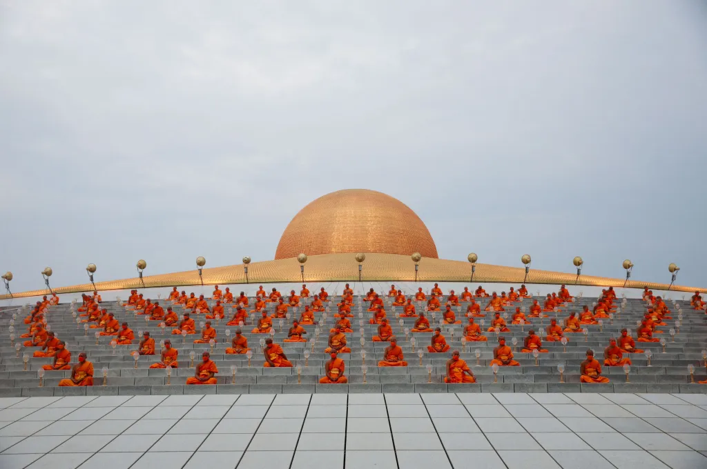 Tisíce svíček přivítaly východ slunce. Thajští buddhisté oslavili svátek Mágha Púdžá