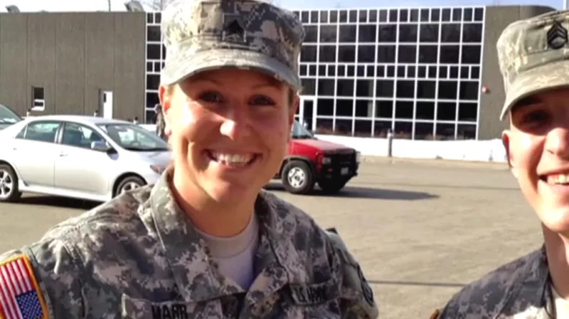 Amanda Marrová ještě v uniformě