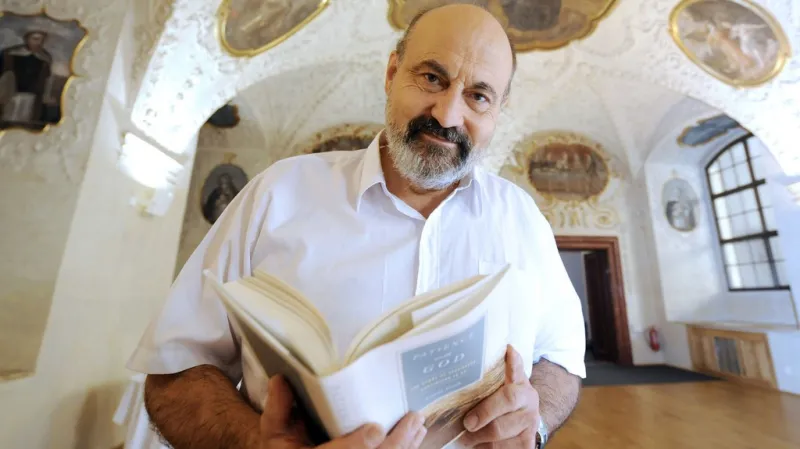 Tomáš Halík s knihou Vzdáleným nablízku