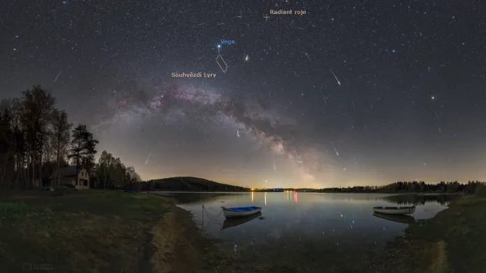Maximum meteorického roje Lyridy v roce 2020 nad Sečskou přehradou s vyznačeným souhvězdím Lyry, hvězdou Vega a radiantem roje