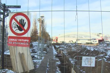 Stavba pardubického parkovacího domu se částečně zastavila kvůli elektrickému vedení v zemi