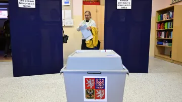 Volební místnost v prostorách ZŠ Na Balabence v Praze