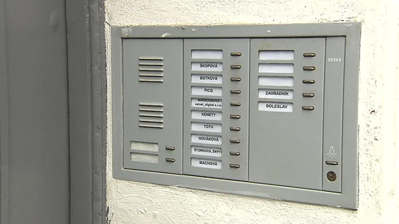 Prodejcům asi musel otevřít některý z obyvatel domu