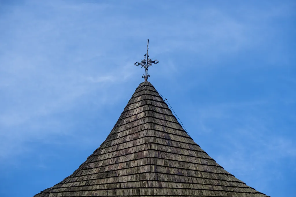 Oprava památkově chráněné dřevěné zvonice u kostela svatého Jana Křtitele ze 16. století v královéhradecké čtvrti Nový Hradec Králové