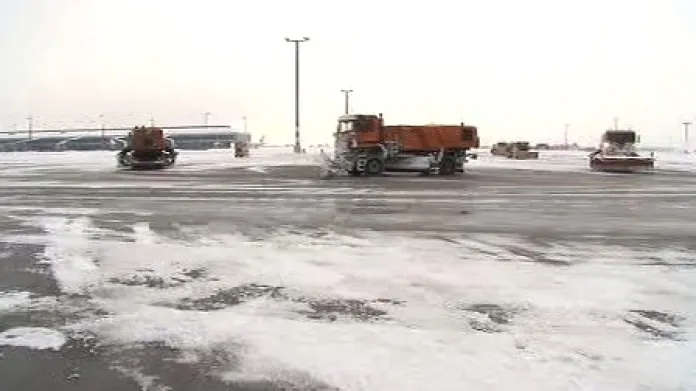 Odklízení sněhu na ruzyňském letišti
