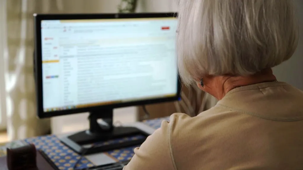 Starší lidé jsou častým cílem podvodníků na internetu