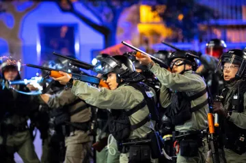 Zásah čínské armády v Hongkongu není vyloučen, varovala Lamová