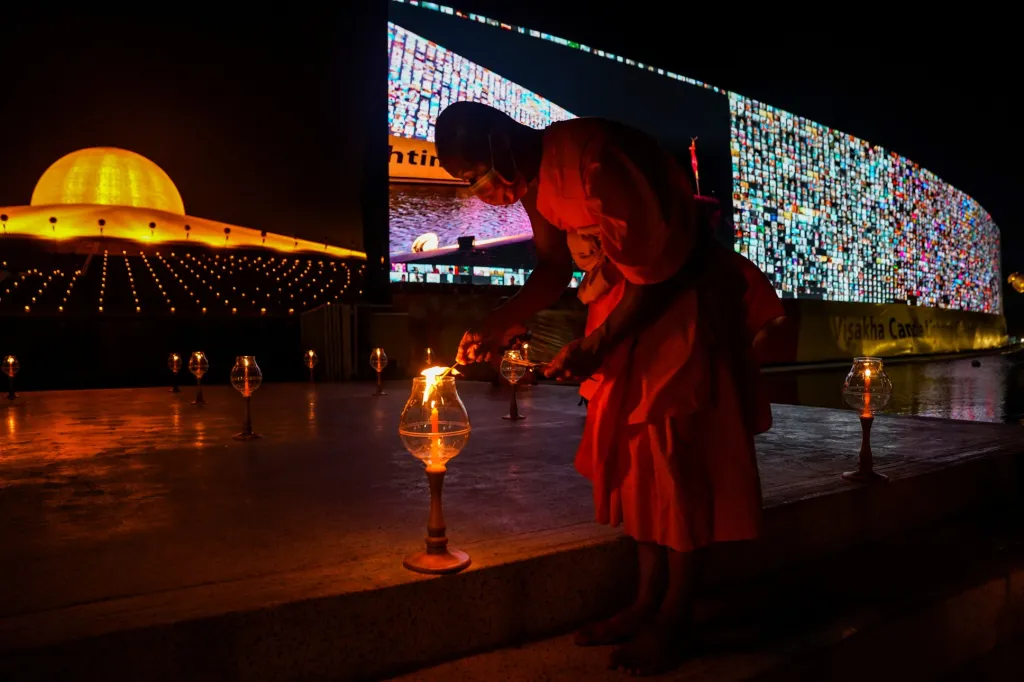 Oslavy buddhistického svátku Vesak v chrámovém komplexu Wat Phra Dhammakaya kousek od Bangkoku