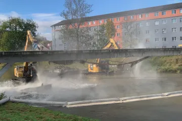 Vsetín se rozloučil s padesátiletou lávkou. Na jejím místě vznikne nová