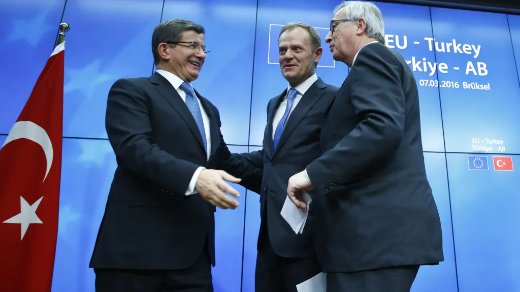 Turecký premiér Ahmet Davutoglu, Donald Tusk a Jean-Claude Juncker