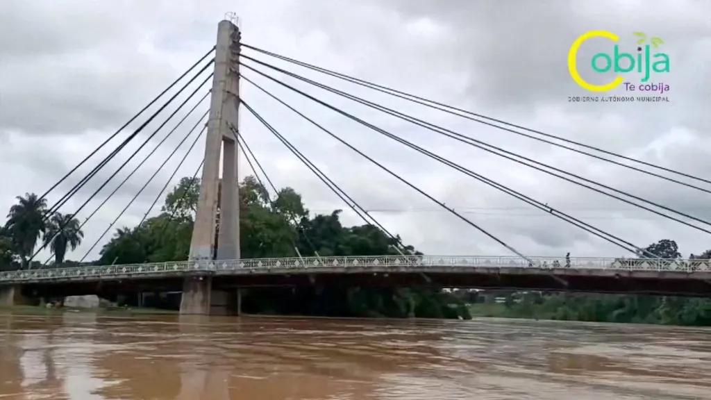 Částečně zatopený most nad řekou Acre, která tvoří hranici mezi Bolívií a Brazílií