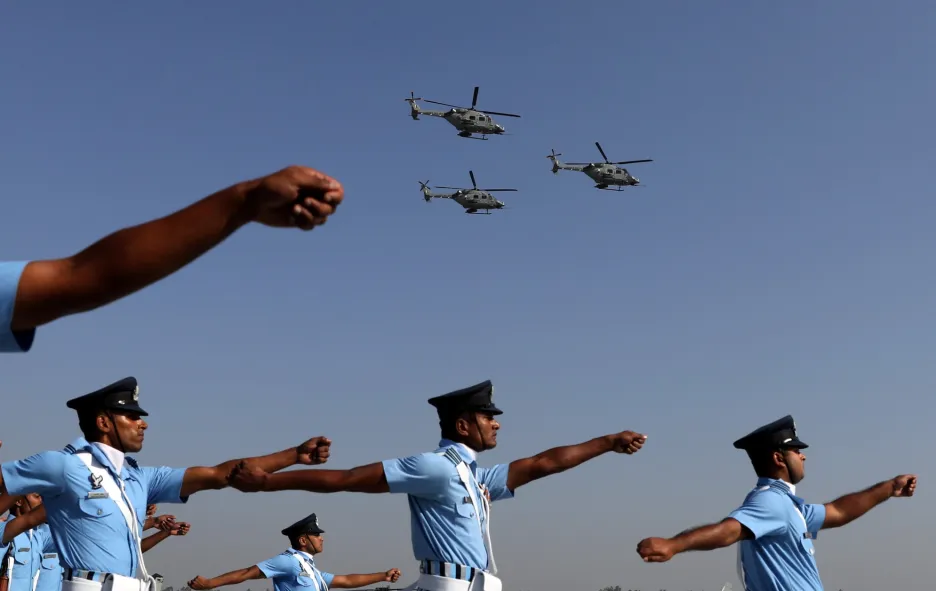 Záběr z přehlídky leteckých ozbrojených sil Indie u Nového Dillí