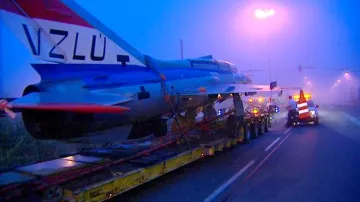 Převoz stíhačky MiG-21 do Ostravy