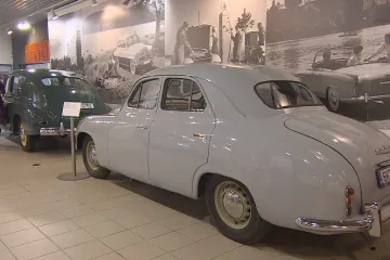 Pozor, v muzeu je zákruta. Brzdí tam socialistické trabanty, škodovky i první elektromobil