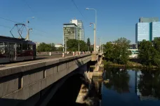 Z Libeňského mostu zmizí ocelové lampy, nové budou na původních betonových stožárech