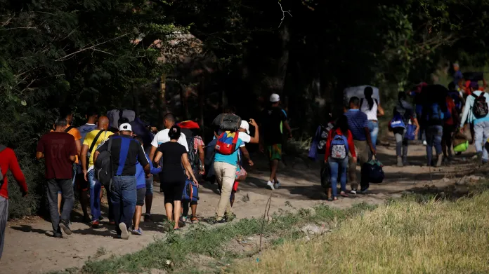 Venezuelané nelegálně přecházející hranici do sousední Kolumbie na snímku z listopadu 2018