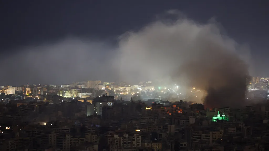 Z jižního předměstí Bejrútu stoupají oblaka dýmu po izraelských útocích (13. března)