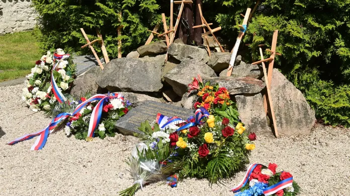 Věnce a kříže při pietním shromáždění u památníku politických vězňů