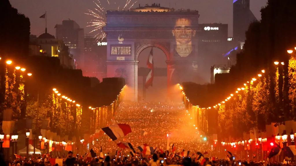 Obří fotografie Antoina Griezmanna na Vítězném oblouku v Paříži při oslavách čerstvého titulu mistra světa ve fotbale