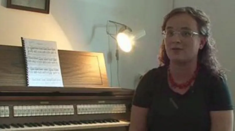 varhanice Dagmar Kolářová předvádí nástroj