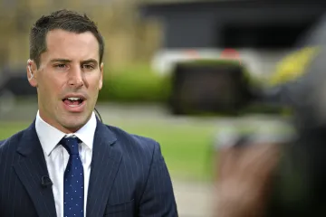 Britští konzervativci vyloučili poslance podezřelého z korupce