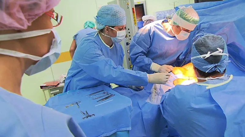 Lékaři v motolské nemocnici