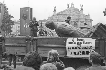 PODÍVEJTE SE: Jak končí Leninovy sochy?