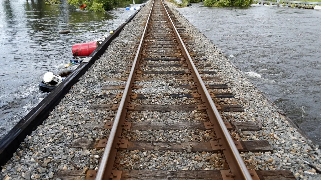 Zaplavené koleje v texaském Rose City