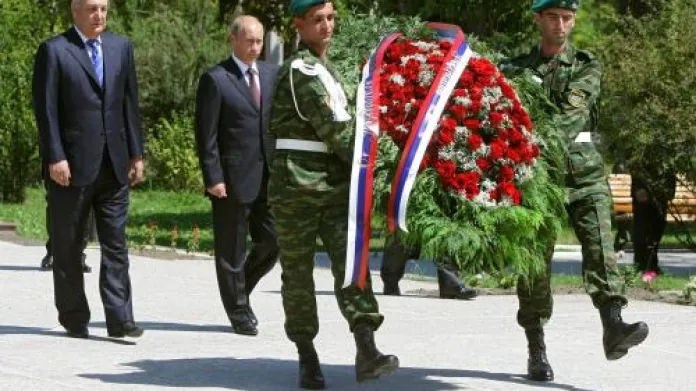 Prezident Abcházie Sergej Bagapš (vlevo) a ruský premiér Vladimir Putin