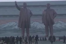 Severokorejci si připomínají smrt Kim Čong-ila. Drží povinně smutek a nosí květiny k sochám vůdců