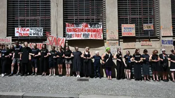 Výstražná stávka ČT a ČRo 22. 6. 2026 – lidský řetěz okolo budovy ČRo v Praze