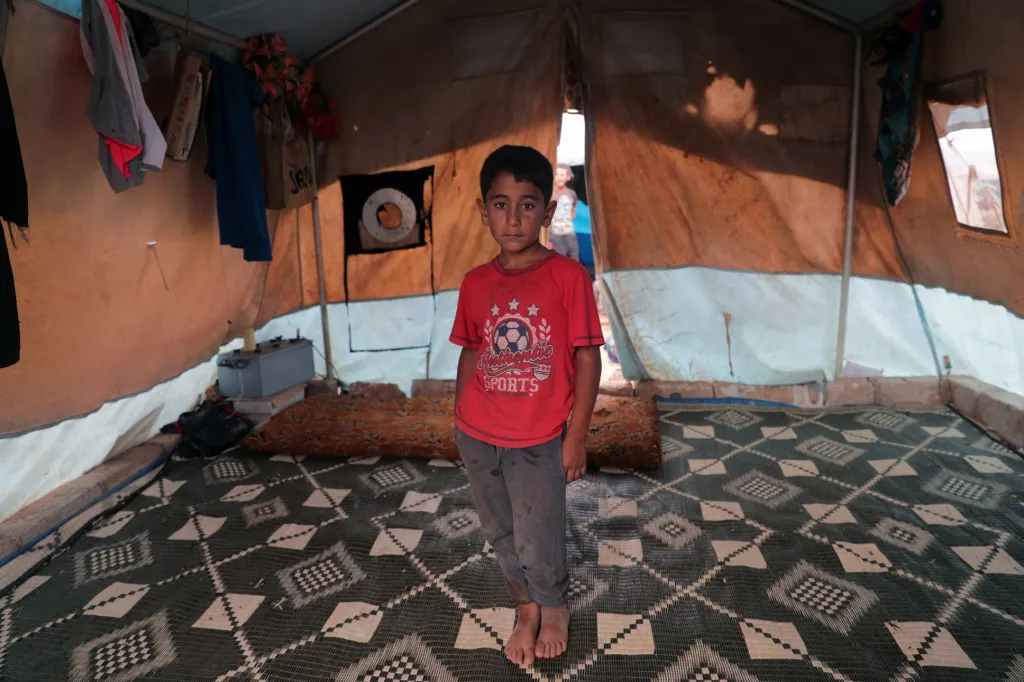 Mohamed Abdallah, sedmiletý chlapec, pochází z oblasti pohoří Jabal al-Zawiya. Chlapec si svůj domov pamatuje jako krásné místo - horská oblast, kde je několik malých měst a vesnic, byla ale několikrát bobardována. Naposledy v roce 2017 ze strany ruských ofenzivních jednotek