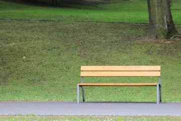 Města kvůli problémovým lidem odstraňují lavičky, ostatním chybí posezení