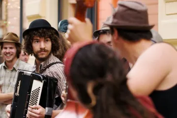 Busking - Bretaň v rytmu gypsy swingu