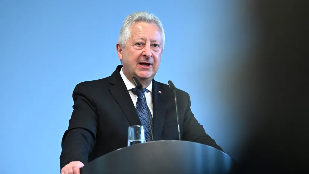 Ministr obrany Jaromír Zůna (za SPD)