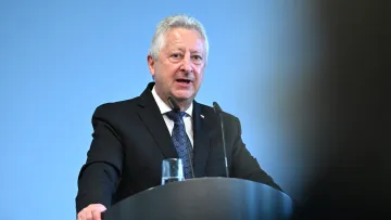 Ministr obrany Jaromír Zůna (za SPD)