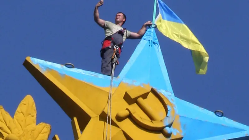 Ukrajinská vlajka na mrakodrapu v Moskvě