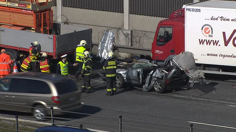 V osobním autě zůstali zaklíněni dva lidé, které museli vyprostit hasiči.