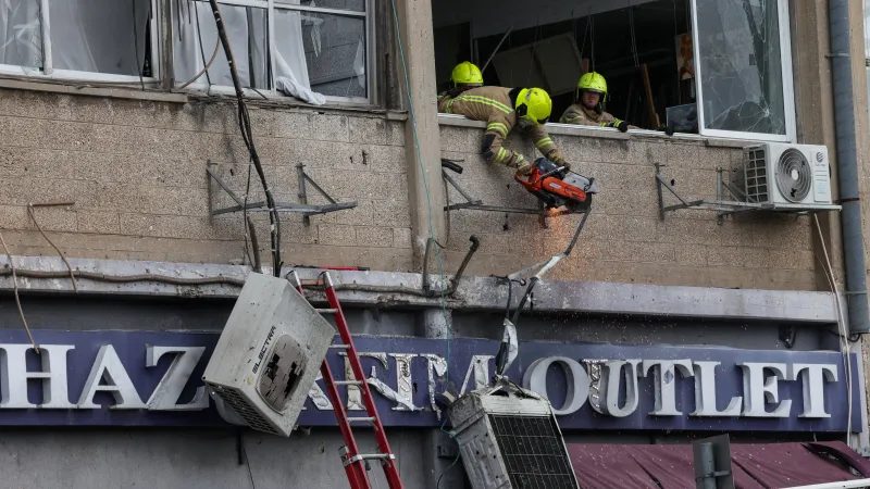 Následky íránského útoku v centrální části Izraele