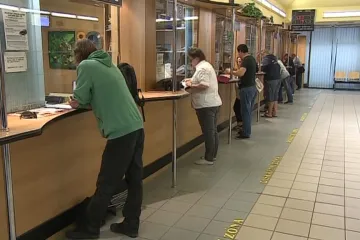 Termíny registrů vozidel jsou plné na týdny dopředu. Situaci zhoršují omezené úřední hodiny