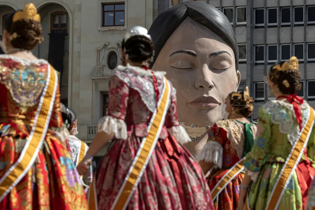 Las Fallas vhání do ulic Valencie radost každý rok od 15. do 19. března a přípravy trvají celý rok. Letošní ročník byl z obav před šířením onemocnění covid-19 přesunutý na datum 1. až 5. září
