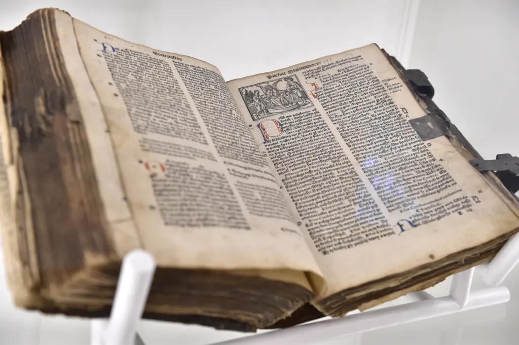 Poslední z vystavených starých biblí, takzvaná Benátská bible, už nespadá do kategorie prvotisků, protože pochází z roku 1506. Má s nimi ale mnoho společných znaků, včetně toho hlavního, tedy že byla použita kombinace knihtisku a ruční práce