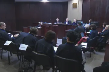 Kvůli úplatkům za předepisování léků stojí před soudem 25 lidí. Lékaři i prodejci