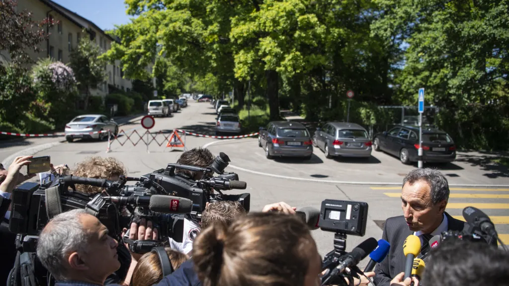 Novináři před místem činu