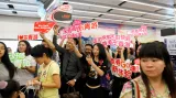 Průvodci vítají první cestující, kteří dorazili do Hongkongu z Číny rychlovlakem