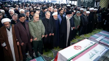 Při rozloučení s generálem stáli po boku nejvyššího duchovního ajatolláha Alího Chameneí také prezident Hasan Rúhání, nový velitel jednotek Kuds Esmáíl Káaní a další vysoce postavení představitelé islámské republiky.